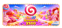 Disfruta de más dulces delicias con Sweet Bonanza 2500.<br/>
<br/>
La última incorporación azucarada de 6x5 a la icónica serie de tragamonedas ofrece multiplicadores aún más dulces y premios de hasta 25 000x.<br/>
<br/>
Una selección de deliciosos símbolos se reparte en los rodillos, y al conseguir de 8 a 12 o más combinaciones de dulces, obtendrás premios en efectivo al instante.<br/>
<br/>
Al obtener cuatro o más piruletas, se desbloquea el juego de bonificación con 10 giros gratis, donde los multiplicadores de las bombas de caramelo ofrecen valores de hasta 2500x y al menos tres piruletas más te otorgan cinco giros gratis adicionales.